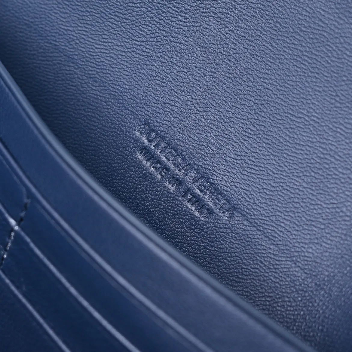 Batch 1360 #Bv Clutch long clutch bag equipped with handles, the design of the clutch bag reflects the exquisite and high-end taste ~ using exquisite craftsmanship intreccio woven suede, it can be held in the hand, carried by hand or under the arm. The metal knot embellishment exudes temperament and nobility ~ , equipped with a zipper compartment inside, it is a good companion for your daily life🧑‍❤️‍💋‍🧑, whether you are walking on the red carpet or attending a dinner, it will add a unique charm to you💞 Model: 1511 Size: 31x13x3